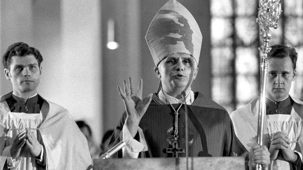 Leben und Wirken von Papst Benedikt XVI.. Erste Predigt als Erzbischof von München und Freising. Ratzinger lehrte an verschiedenen deutschen Universitäten katholische Dogmatik und Dogmengeschichte. 1977 wurde er Erzbischof von München und Freising und hatte dieses Amt bis 1982 inne. Hier bei seiner ersten Predigt nach der Weihe im Münchner Liebfrauendom.