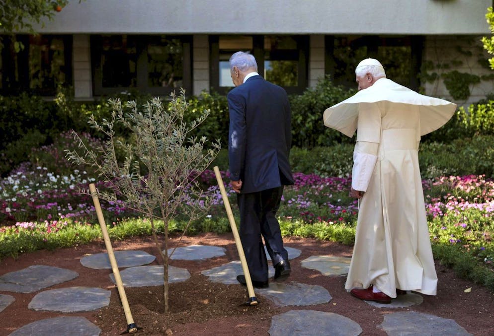 Leben und Wirken von Papst Benedikt XVI.. In Jerusalem: Papst Benedikt pflegte den Kontakt zu anderen Religionsgemeinschaften und traf sich 2009 mit dem israelischen Präsidenten Shimon Peres.
