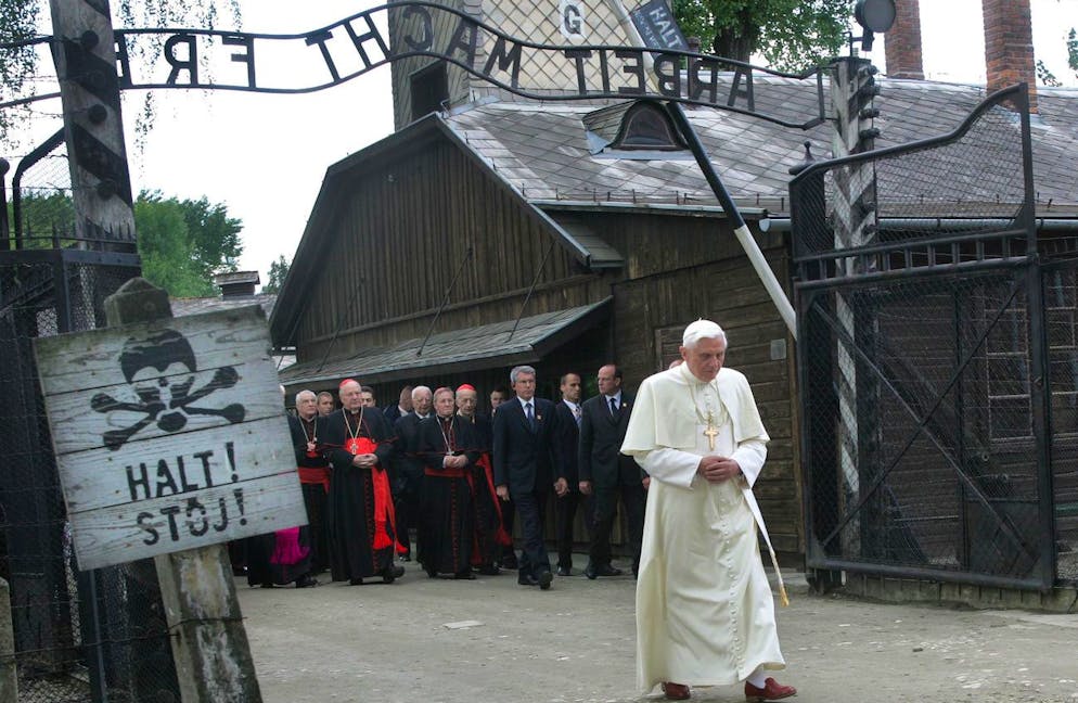 Leben und Wirken von Papst Benedikt XVI.. Holocaust: Ratzinger wurde 1941 als 14-Jähriger Luftwaffenhelfer und 1943 in die Wehrmacht eingezogen. 2006 besuchte er das Konzentrationslager Auschwitz in Polen.