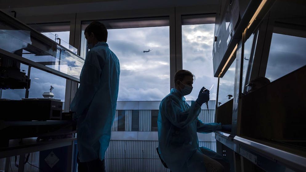 Ein PCR-Test für Reisende aus China ist bei der Einreise in die Schweiz derzeit nicht zwingend. (Symbolbild: Testlabor am Flughafen Zürich)