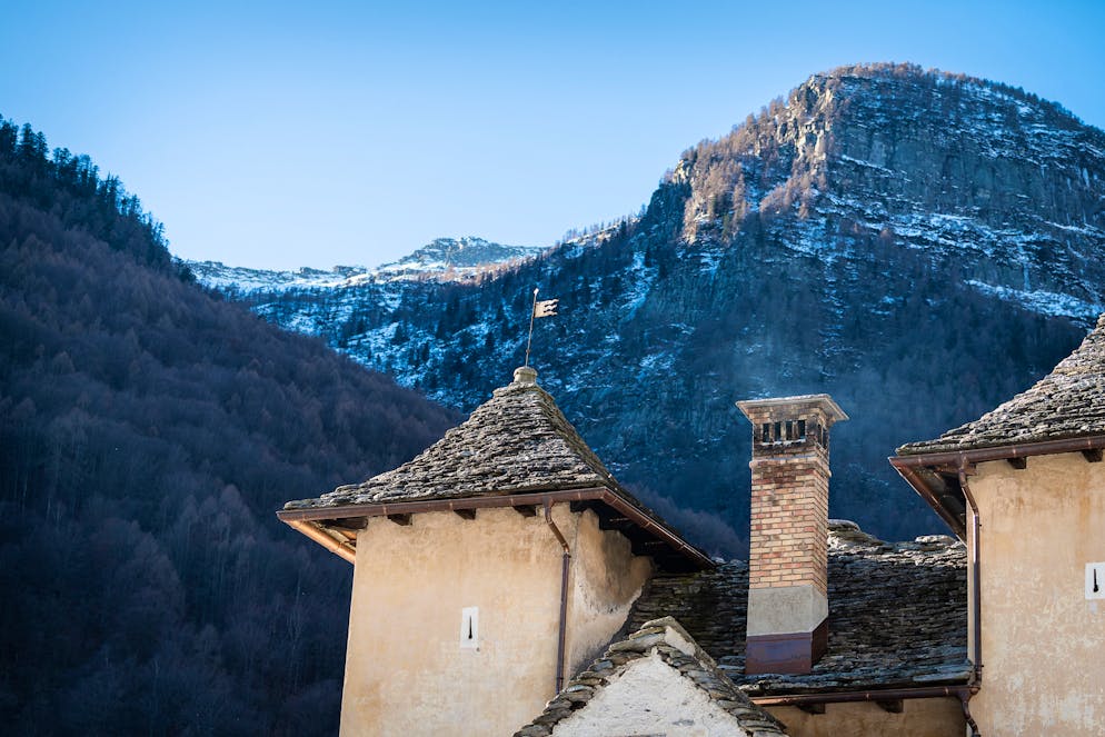 Una veduta del castetllo di Brione Verzasca, Paese che ospita mamma e figlia afghane.