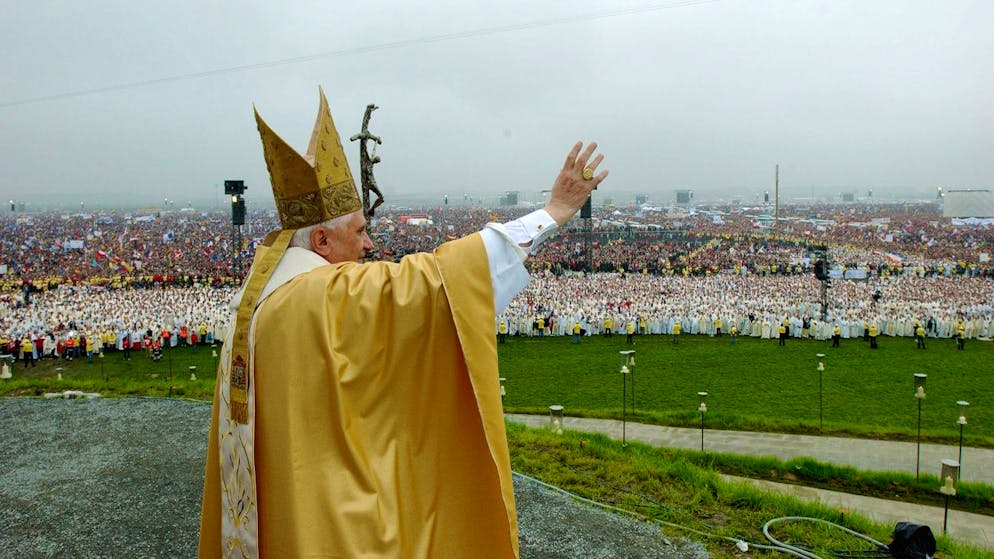 Leben und Wirken von Papst Benedikt XVI.. Heimat: Benedikt XVI ist der erste deutsche Papst der Geschichte. Noch im Jahr seiner Wahl besucht er sein Geburtsland.