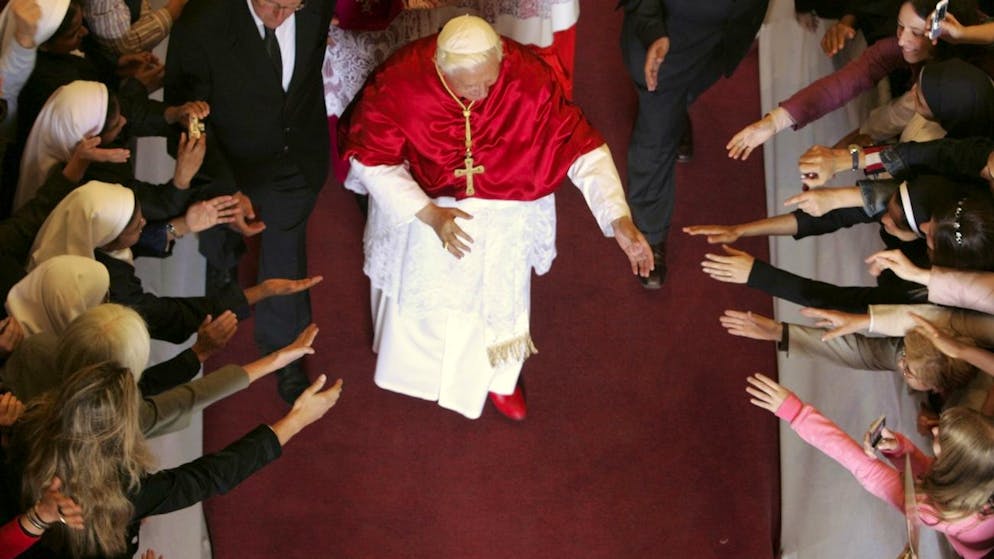 Leben und Wirken von Papst Benedikt XVI.. Populär: Aller Kritik zum Trotz halten ihm viele Gläubige die Treue.