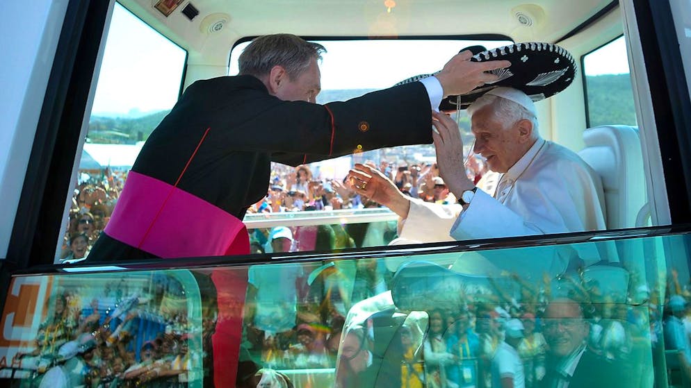 Leben und Wirken von Papst Benedikt XVI.. Sombrero: Ratzingers langjähriger Privatsekretär Georg Gänswein verhilt ihm während eines Besuchs in Mexiko 2012 zu etwas Schatten. 
