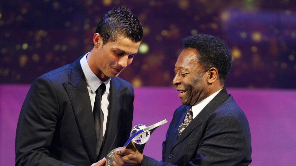 Pelé übergibt Cristiano Ronaldo den Pokal für den besten Spieler des Jahres 2008.