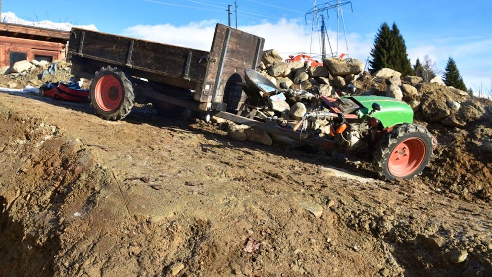 Der unter dem landwirtschaftlichen Fahrzeug eingeklemmte Mann musste von zwei Personen befreit werden.