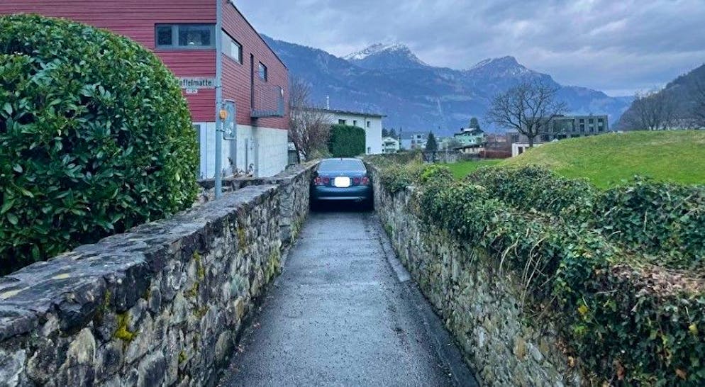 Le conducteur s'est engagé dans une rue bien trop étroite pour son véhicule...