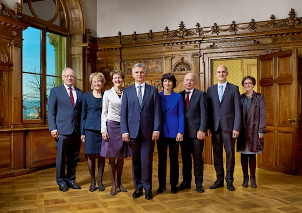Die offiziellen Bundesratsfotos der letzten Jahre. Der Gesamtbundesrat 2014: (v.l.) Johann Schneider-Ammann, Eveline Widmer-Schlumpf, Simonetta Sommaruga, Bundespräsident Didier Burkhalter, Doris Leuthard, Ueli Maurer, Alain Berset. Mit im Bild: Bundeskanzlerin Corina Casanova.