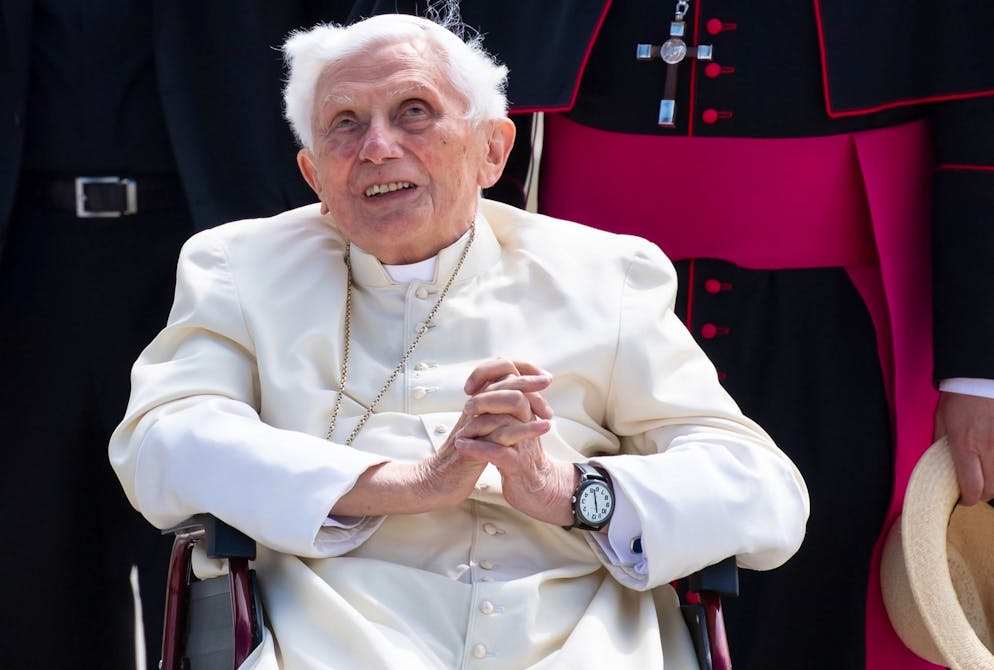 Leben und Wirken von Papst Benedikt XVI.. Am 31. Dezember 2022 stirbt Benedikt XVI. im Vatikan. Er wurde 95 Jahre alt.