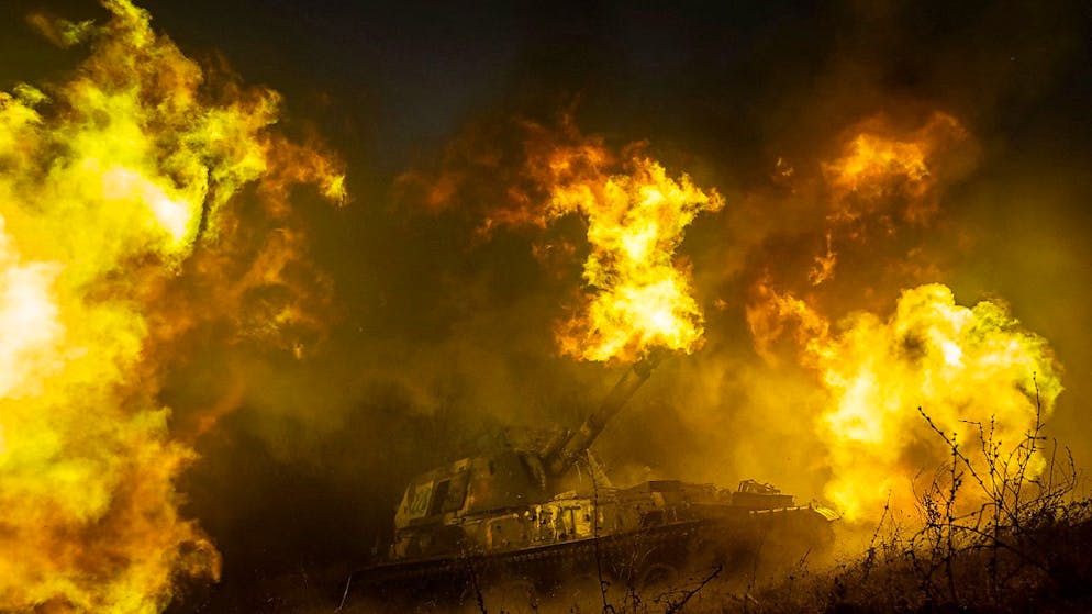 ARCHIV - Eine ukrainische selbstfahrende Panzerartillerie schießt an einer Frontlinie in der Region Charkiw. Foto: Evgeniy Maloletka/AP/dpa