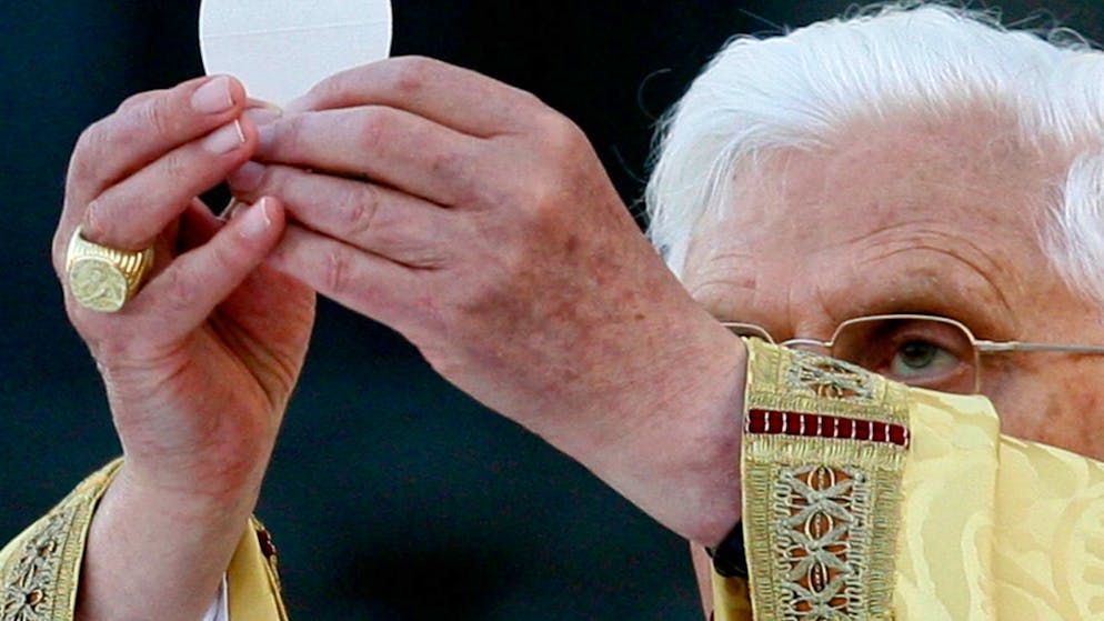 ARCHIV - Der damalige Papst Benedikt XVI. zelebriert die Corpus-Domini-Messe vor der Lateranbasilika anlässlich des Festes des Leibes und Blutes Christi. Foto: Alessandra Tarantino/AP/dpa