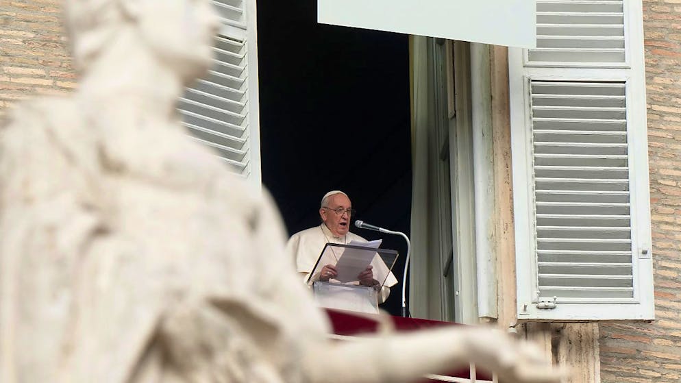 Papst Franziskus spricht am Neujahrstag das Angelus-Mittagsgebet. Foto: Andrew Medichini/AP/dpa