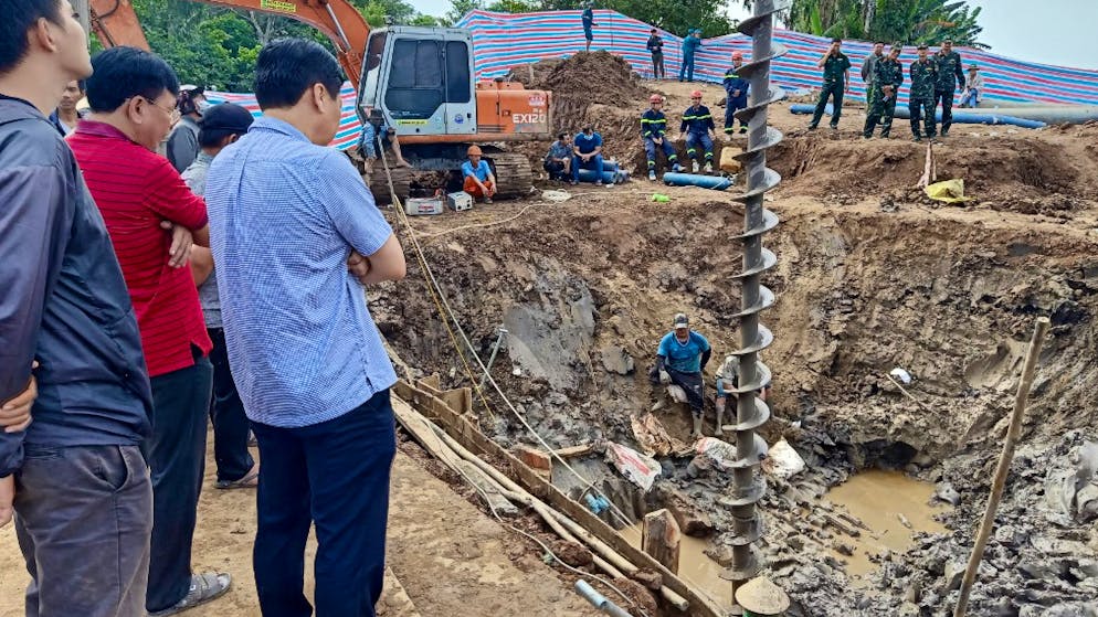 Die Rettungskräfte arbeiten unter Hochdruck.