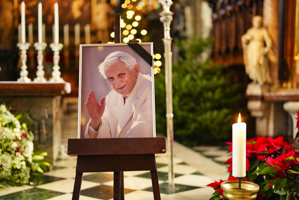 I cattolici salutano il defunto Papa Benedetto XVI.