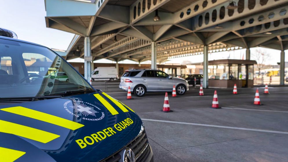 Zwängerei am Zoll. Mit 23 anstatt 7 Personen im Auto unterwegs