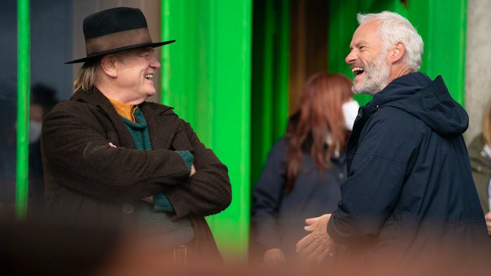 «The Banshees of Inisherin». Brendan Gleeson und Regisseur Martin McDonagh bei einer Drehpause von «The Banshees of Inisherin». Der Film basiert auf dem unveröffentlichten dritten Teil von McDonaghs Aran-Inseln-Bühnen-Trilogie, die vor drei Jahren komplett neu als Film konzipiert wurde.