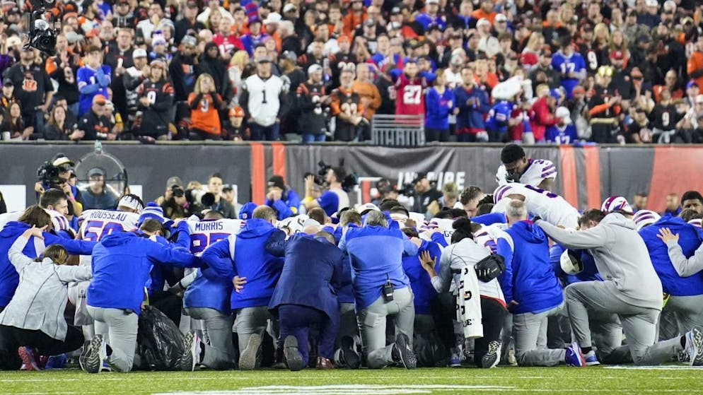 Die Bills-Spieler bilden einen Kreis und beten zusammen.