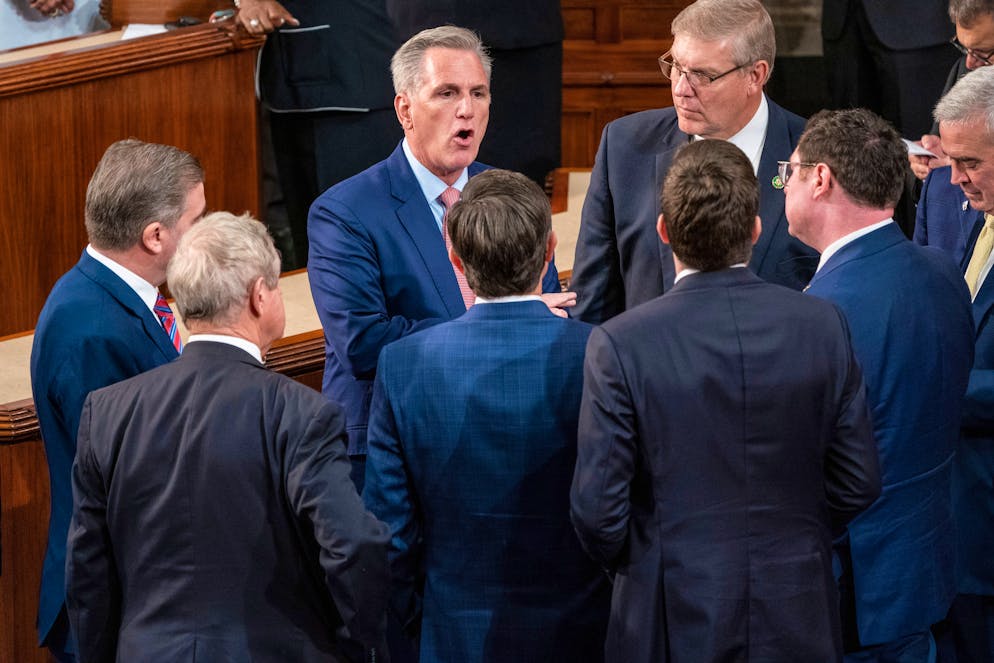 Kevin McCarthy (Mitte, mit roter Krawatte) unterhält sich nach einer turbulenten Nicht-Wahl im US-Kongress mit Parteikollegen.