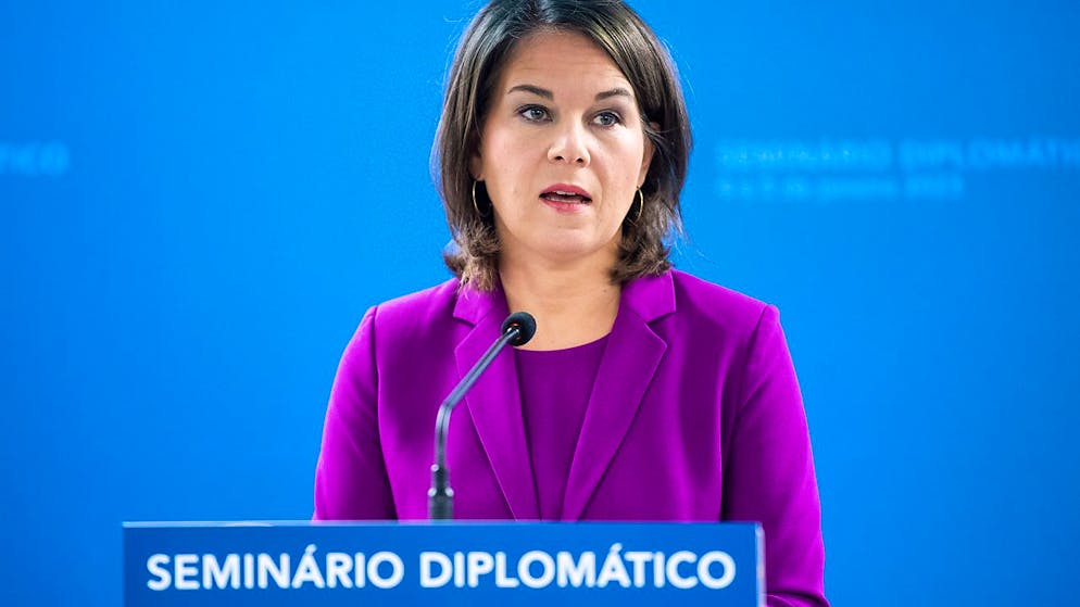 Annalena Baerbock (Bündnis 90/Die Grünen), Außenministerin, spricht bei einer Pressekonferenz nach einer portugiesischen Botschafterinnen- und Botschafterkonferenz. Foto: Christophe Gateau/dpa