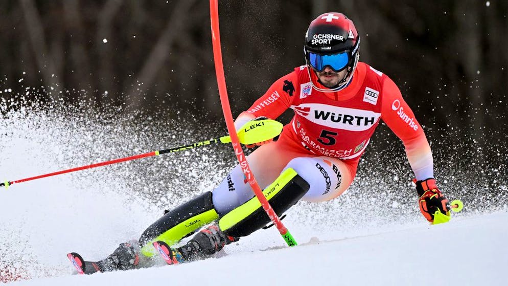 Loic Meillard kämpft sich auf der aufgeweichten Piste ansprechend durch die Tore.