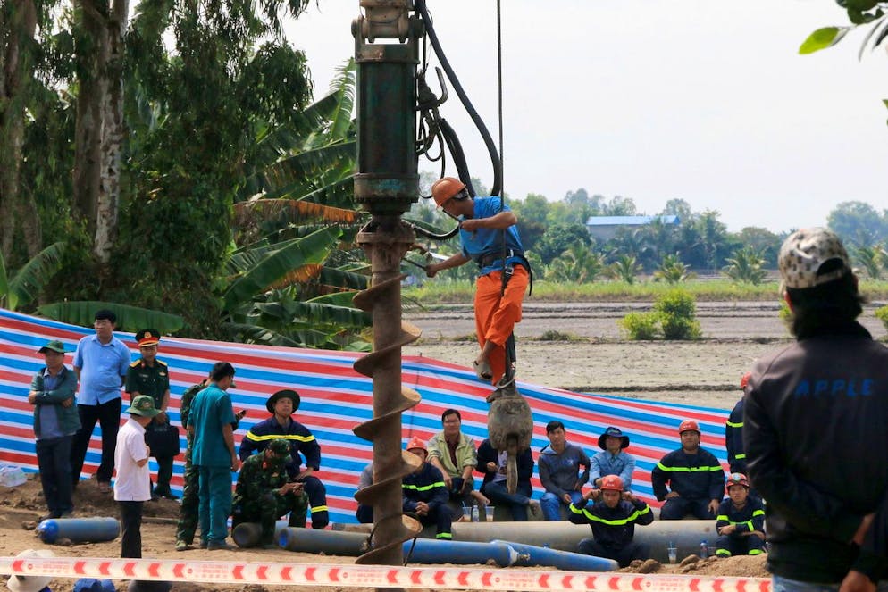 Les sauveteurs de la province de Dong Thap dans le delta du Mékong ont essayé de forer et de ramollir le sol environnant pour tenter de tirer le pilier vers le haut et d'extraire le jeune garçon, mais en vain.