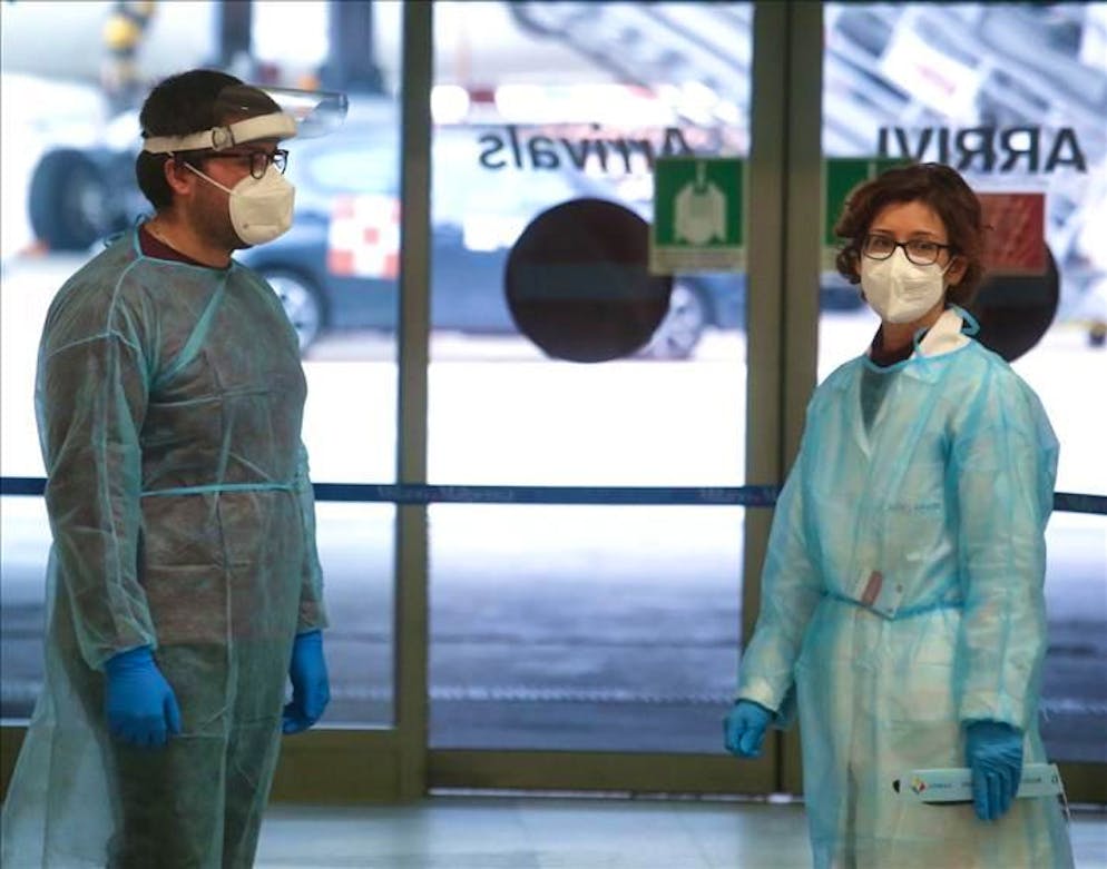 Personale sanitario allo scalo lombardo di Malpensa per effettuare i tamponi a chi arriva dalla Cina