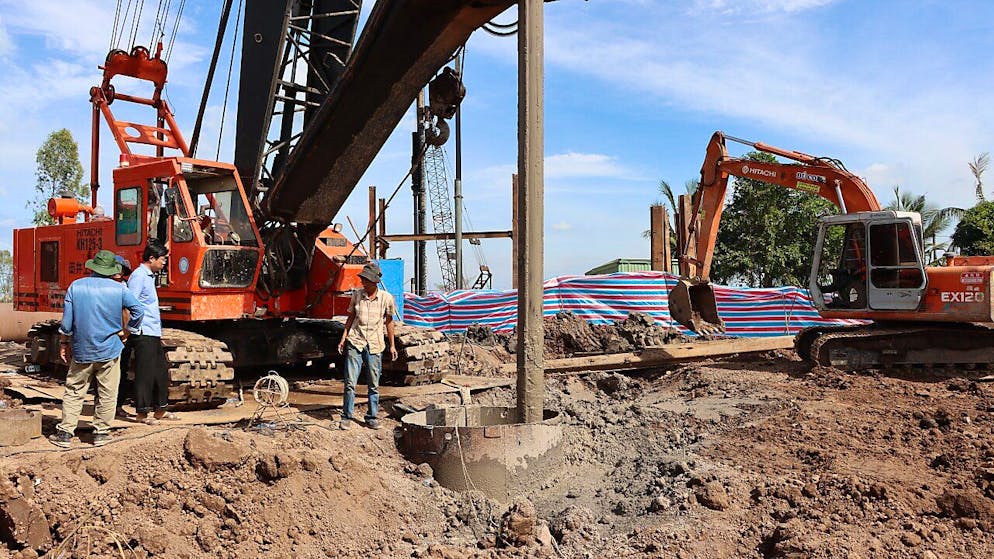 HANDOUT - Nach dem Sturz eines Jungen in ein 35 Meter tiefes Betonrohr im Südwesten von Vietnam versuchen Einsatzkräfte weiter, den Zehnjährigen zu retten. Foto: --/Dong Thap's People Committe/dpa - ACHTUNG: Nur zur redaktionellen Verwendung im Zusammenhang mit der aktuellen Berichterstattung und nur mit vollständiger Nennung des vorstehenden Credits