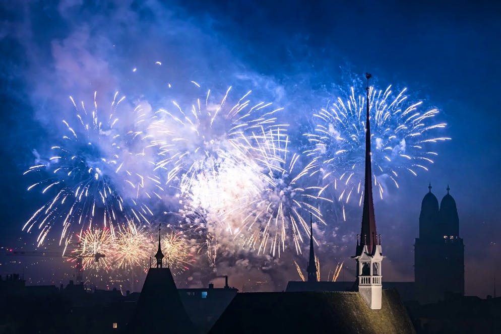 I fuochi d'artificio illuminano il cielo notturno sopra Zurigo durante i festeggiamenti di Capodanno, il 1° di gennaio 2023.