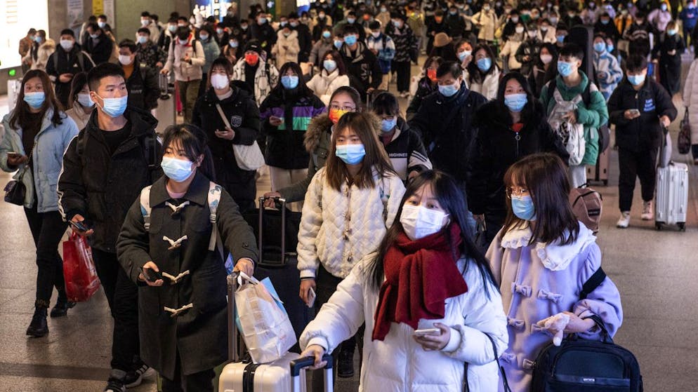 ARCHIV - Passagiere kommen am chinesischen Bahnhof Hankou an. Auch Deutschland wird für Einreisende aus China wegen der dortigen Corona-Welle eine Testpflicht einführen. Foto: Ren Yong/SOPA Images via ZUMA Press Wire/dpa