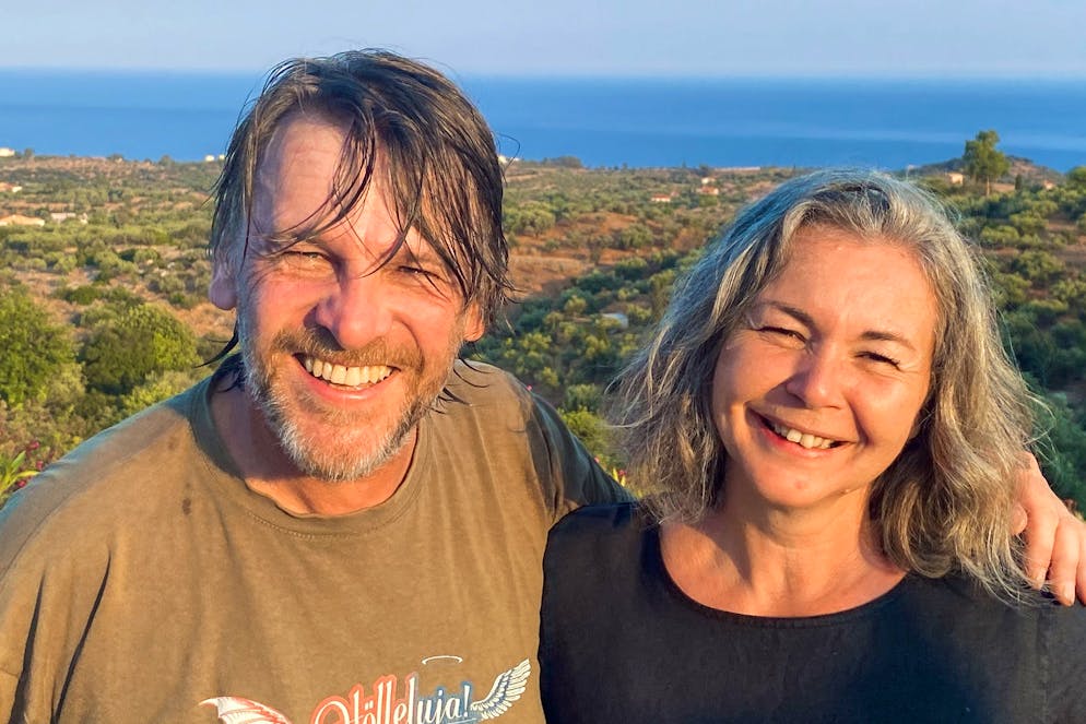 «Auf und davon»: Anita Thomi und Alain Aegerter wandern nach Griechenland aus. Die beiden Emmentaler wollen nicht aufgeben. Im Herbst 2023 wollen sie die Eröffnung ihres Traum-Resorts feiern.