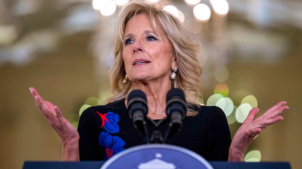 ARCHIV - Jill Biden, First Lady der USA, spricht im East Room des Präsidentensitzes im Weißen Haus. Foto: Andrew Harnik/AP/dpa