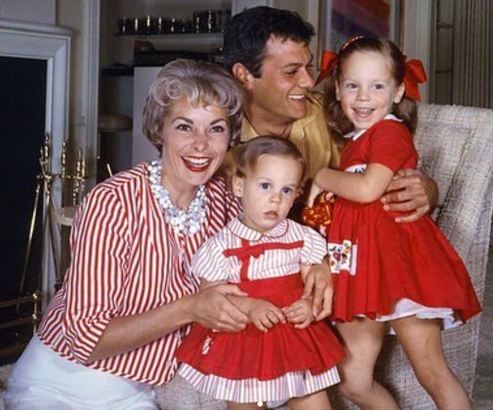 Nepo-Babys – bekannte Kids von noch bekannteren Eltern. Jamie Lee Curtis äusserte sich zum Thema Nepotismus. Dazu postete die Schauspielerin dieses süsse Familienfoto mit ihren Eltern Janet Leigh und Tony Curtis. Auch im Bild ihre ältere Schwester Kelly Curtis (hinten rechts).