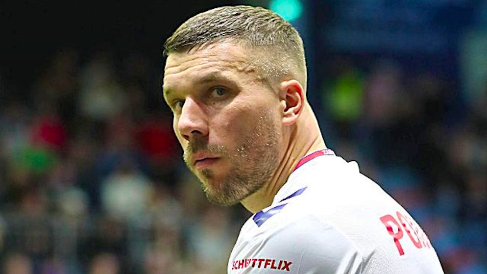 Lukas Podolski ist nach seinem Platzverweis die schlechte Laune ins Gesicht geschrieben.