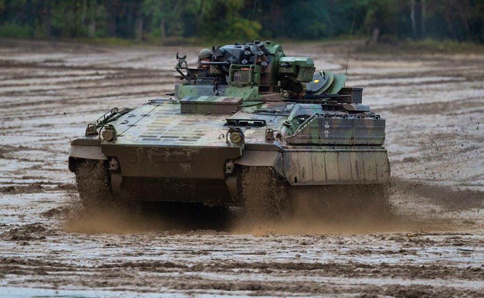 Bassa Sassonia, Munster: un veicolo da combattimento di fanteria Marder della Bundeswehr attraversa un'area di addestramento durante un'esercitazione informativa.