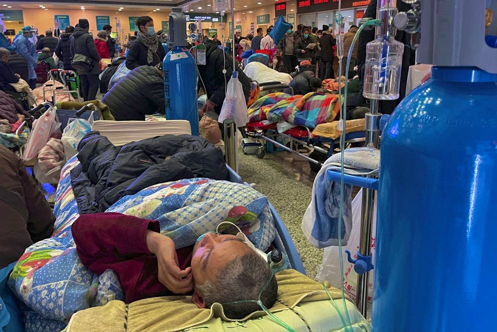 Les patients présentant des symptômes de covid reçoivent des perfusions intraveineuses tout en utilisant un ventilateur dans le hall bondé de l'hôpital Changhai à Shanghai, en Chine, le mardi 3 janvier 2023. (archives)