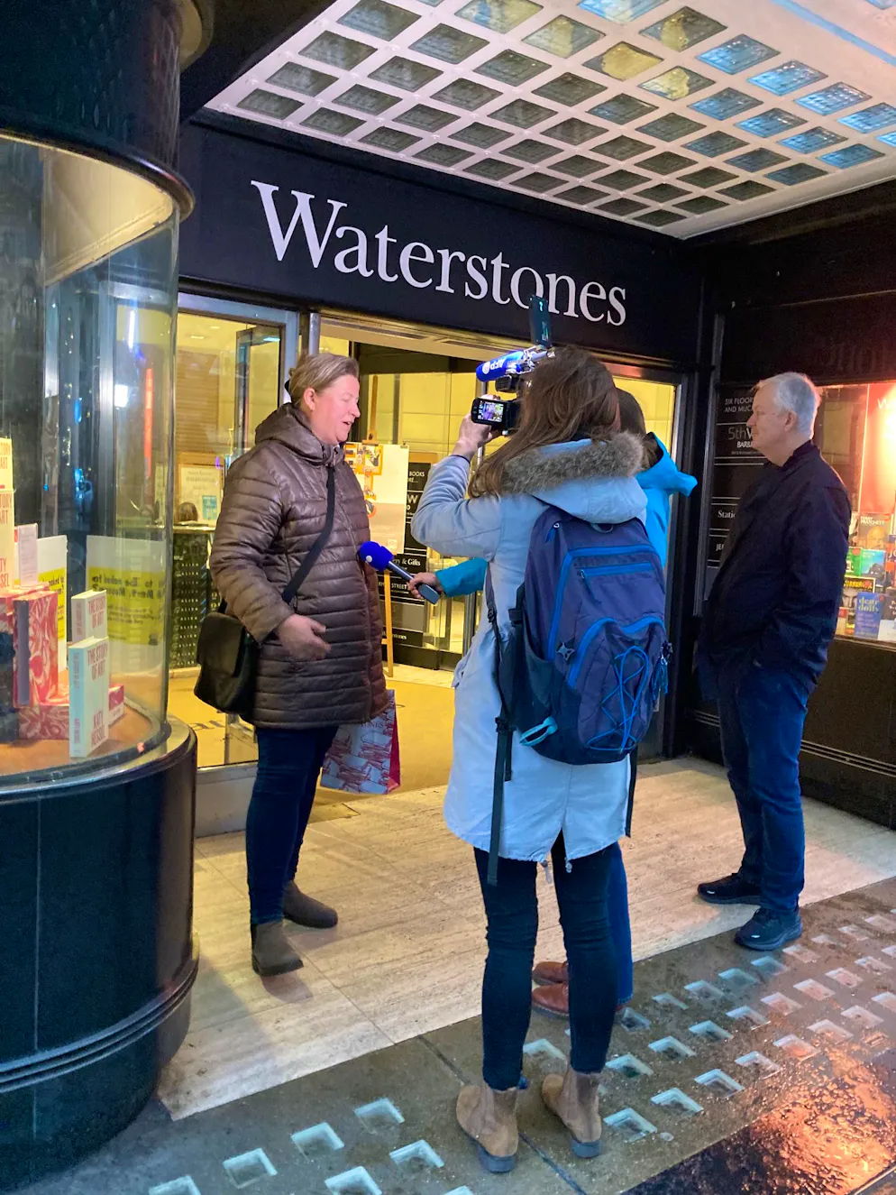Auf den Spuren von Prinz Harrys Biografie in London. Das Interesse der Medien in Grossbritannien an Harry Biografie ist gross. Die Lust der Briten über Harrys Eskapaden und royalen Familienzwist zu lesen ist marginal.