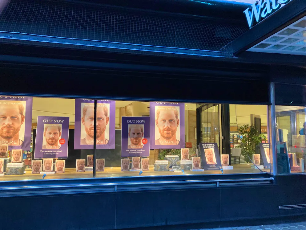Auf den Spuren von Prinz Harrys Biografie in London. «Spare», das ganze Schaufenster voll im Waterstones-Laden am Piccadilly in London.