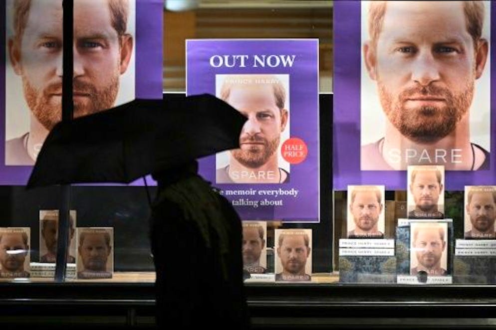 Une devanture de magasin exposant les mémoires du prince Harry, à Londres le 10 janvier 2023