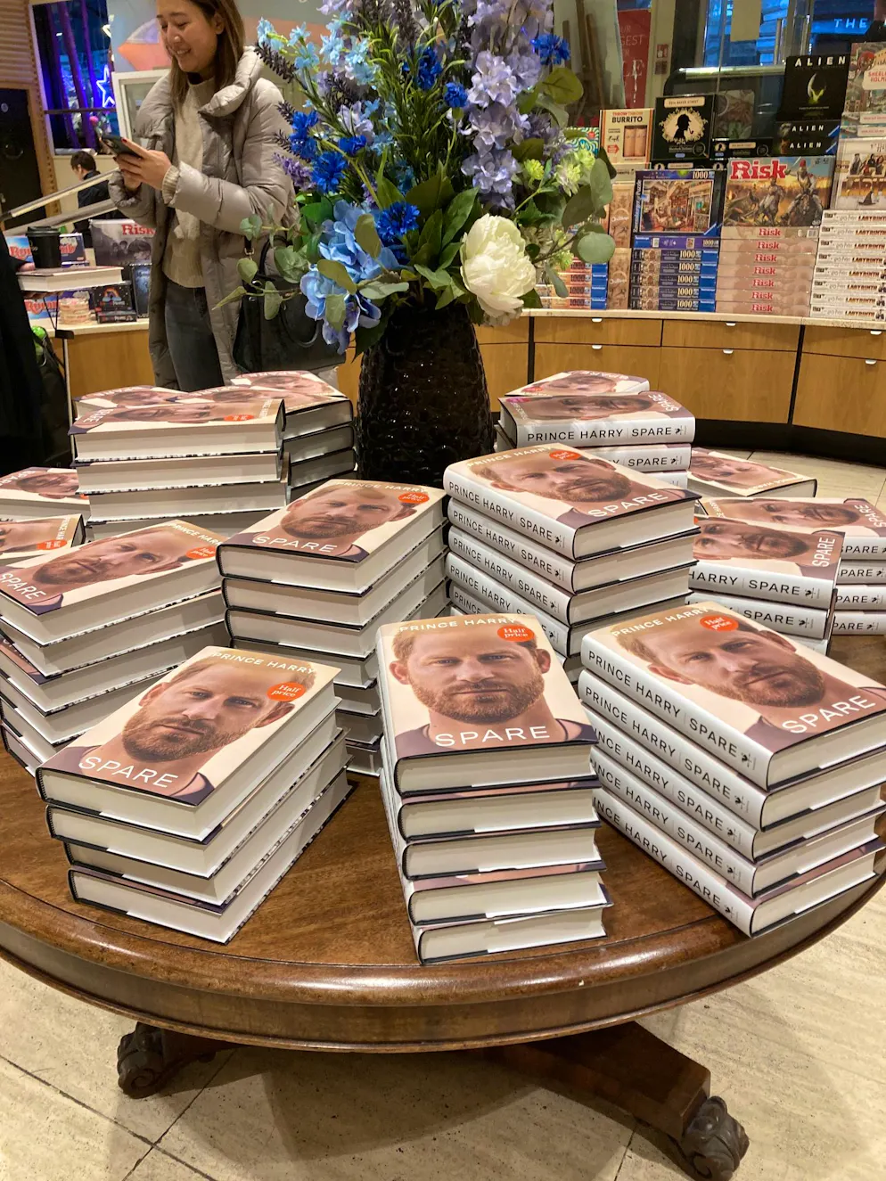 Auf den Spuren von Prinz Harrys Biografie in London. Liebevoll drappiert wartet die Biografie auf Käufer*innen. Doch in London interessiert es niemanden, weiss blueNews-Freelance Hanspeter Düsi.