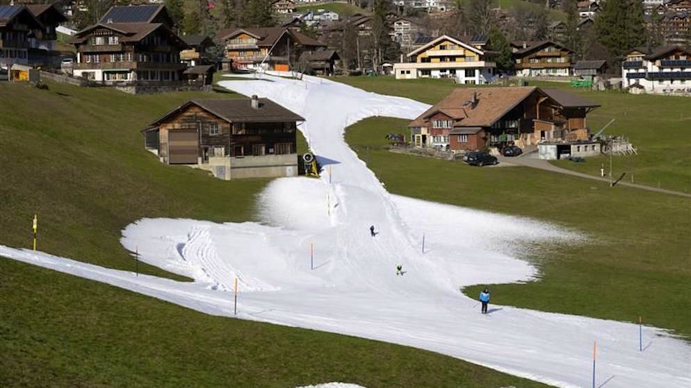 Klimakrise bedroht Schweizer Skiorte. «Wir brauchen mehr Kanonen» – «Den Winter neu denken»