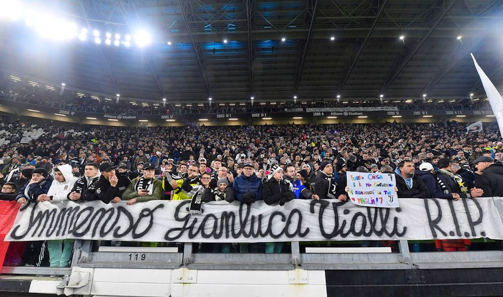 epa10394518 Juventus' supporters pay tribute to late Italian soccer player Gianluca Vialli before the Italian Serie A soccer match between Juventus and Udinese at Allianz Stadium in Turin, Italy, 07 January 2023. EPA/ALESSANDRO DI MARCO
