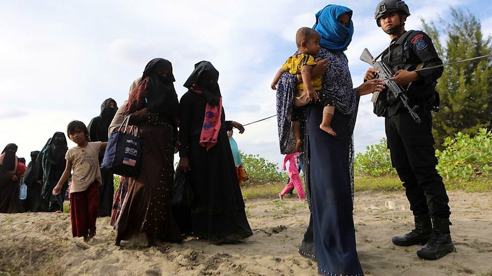 Le autorità birmane hanno condannato 112 rohingya, tra cui 12 bambini, per tentato espatrio. Nella foto un gruppo di immigrati giunti in territorio indonesiano.