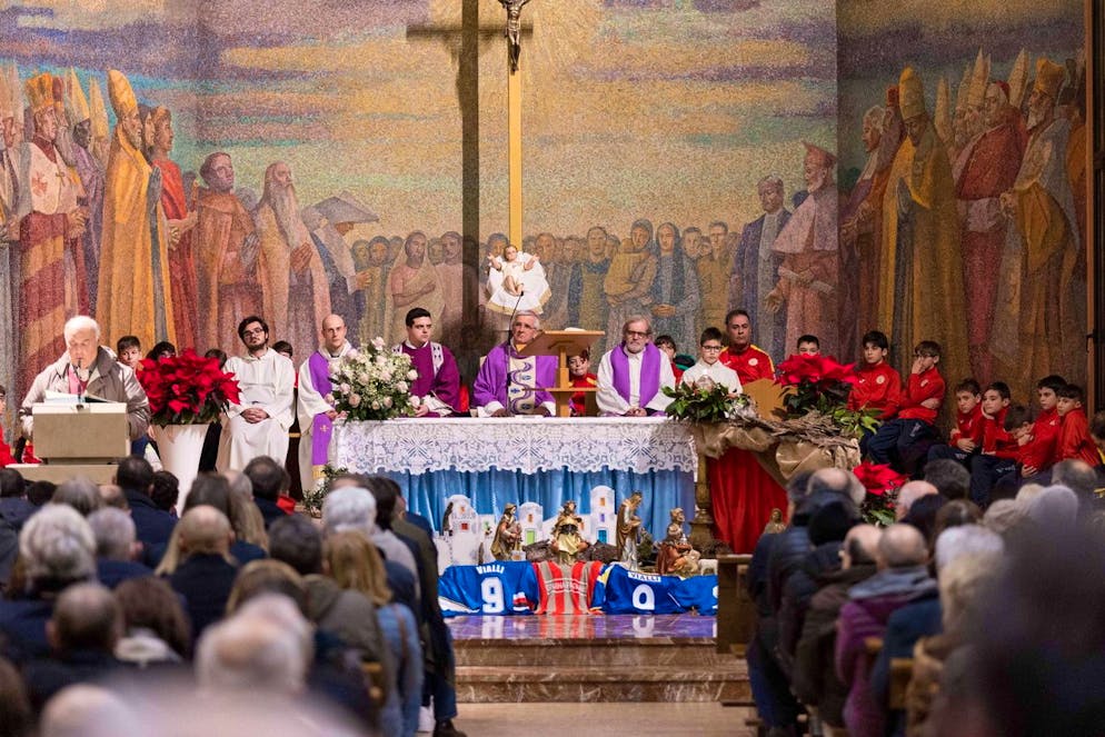 epa10397136 People attend a holy mass in remembrance of Gianluca Vialli in the church of Cristo Re in Cremona, Italy, 09 January 2023. Former Italian soccer player Gianluca Vialli died at the age of 58 after battling pancreatic cancer. EPA/PAOLO CISI