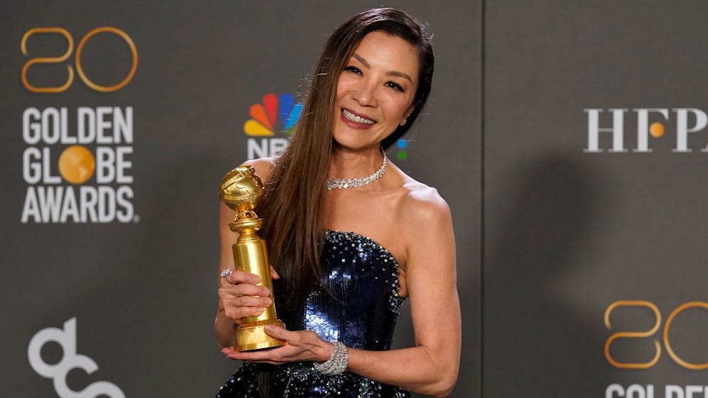 Schulserie «Abbott Elementary» räumt bei Golden Globes ab - Gallery. Michelle Yeoh hat den Golden Globe als Hauptdarstellerin in einer Komödie/Musical gewonnen. Die 60-Jährige in Malaysia geborene Schauspielerin überzeugte mit ihrer Rolle in der Science-Fiction-Komödie «Everything Everywhere All at Once».
