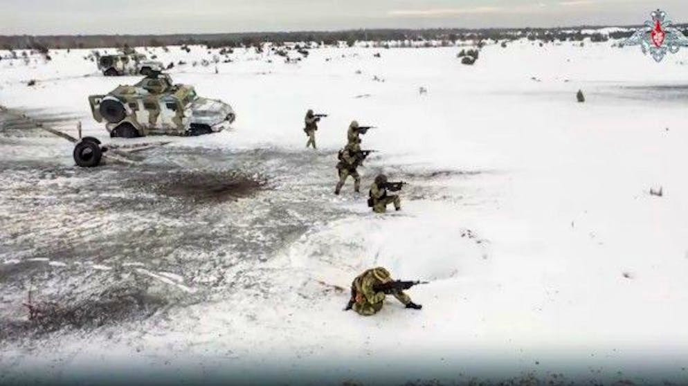 Questa immagine del Ministero della Difesa russo del 28 dicembre mostra presumibilmente soldati russi che si addestrano in Bielorussia.