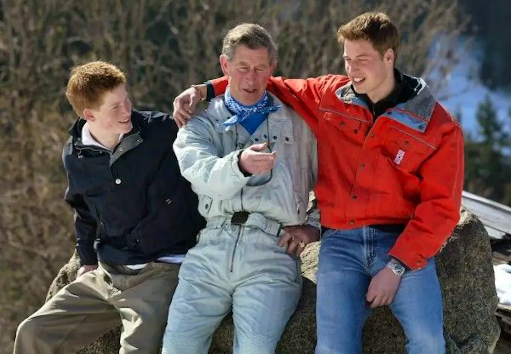 Re Carlo con i figli Harry e William a Klosters, in Svizzera.