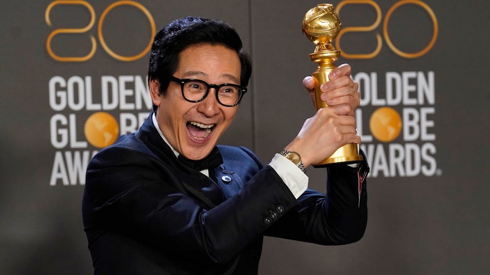 Schulserie «Abbott Elementary» räumt bei Golden Globes ab - Gallery. US-Schauspieler Ke Huy Quan hat den Golden Globe als bester Nebendarsteller gewonnen. Der 51-Jährige überzeugte mit seiner Rolle in der Science-Fiction-Komödie «Everything Everywhere All at Once».