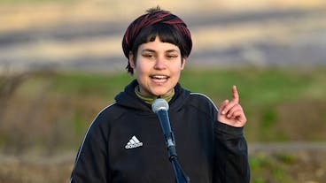 08.01.2023, Nordrhein-Westfalen, Erkelenz: Dina Hamid, Sprecherin der Initiative Lützerath spricht während einer Pressekonferenz. Lützerath soll zur Erweiterung des Braunkohletagebaus Garzweiler II abgebaggert werden. Foto: Henning Kaiser/dpa +++ dpa-Bildfunk +++ (KEYSTONE/DPA/Henning Kaiser)