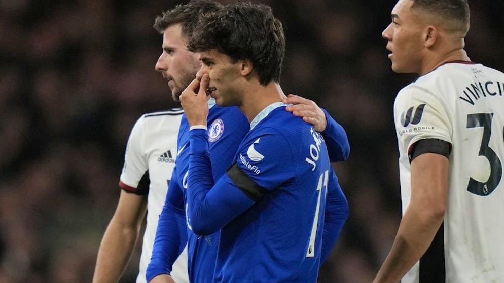 Joao Felix (al centro in blu) consolato da un suo compagno di squadra