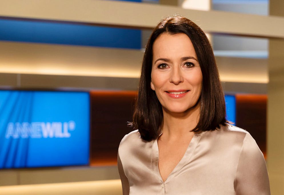 Wer wird die neue Anne Will? Zwei Topfavoriten sind im Rennen. Anne Will hört nach 16 Jahren mit ihrer Talksendung per Ende Jahr auf. Laut «Bild»-Informationen wird die TV-Journalistin Salongespräche auf einer Theaterbühne führen. 
